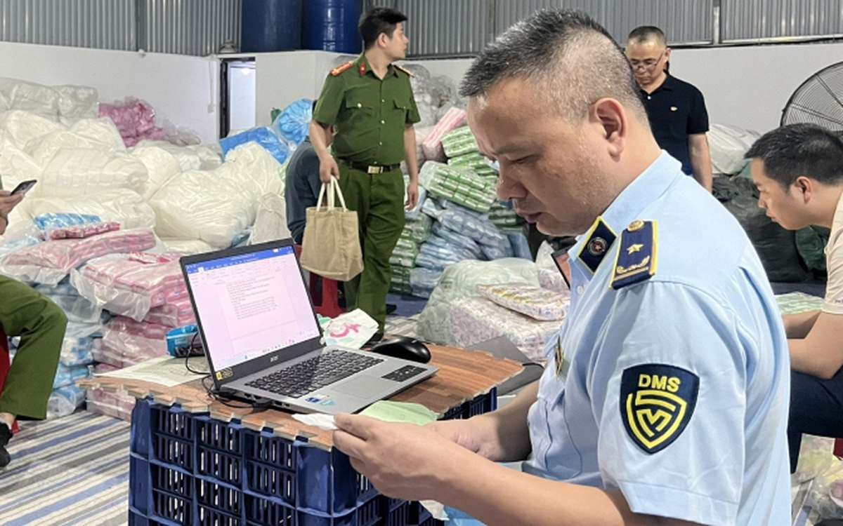 Triệt phá cơ sở sản xuất hơn 500.000 miếng băng vệ sinh giả mạo thương hiệu nổi tiếng