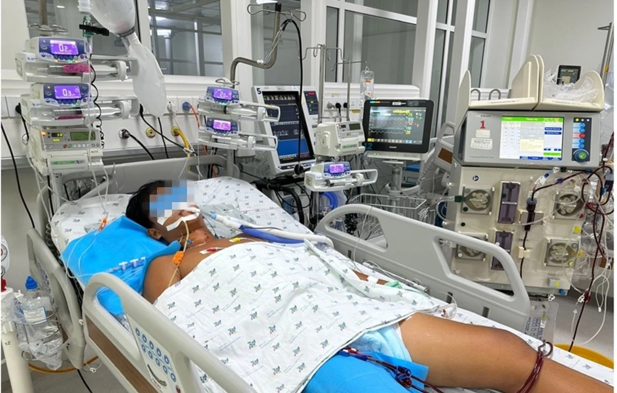 Nguy kịch vì chơi bóng giữa trời nắng nóng