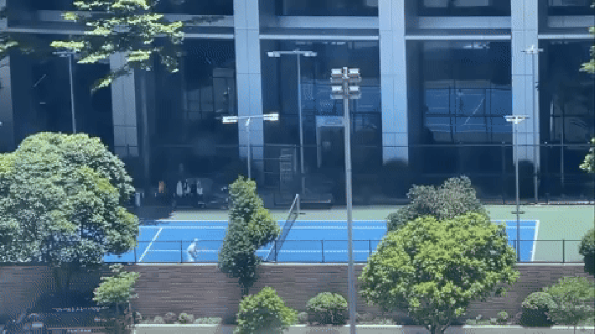 Xôn xao video nhóm người chơi tennis giữa cái nắng như đổ lửa ở Hà Nội