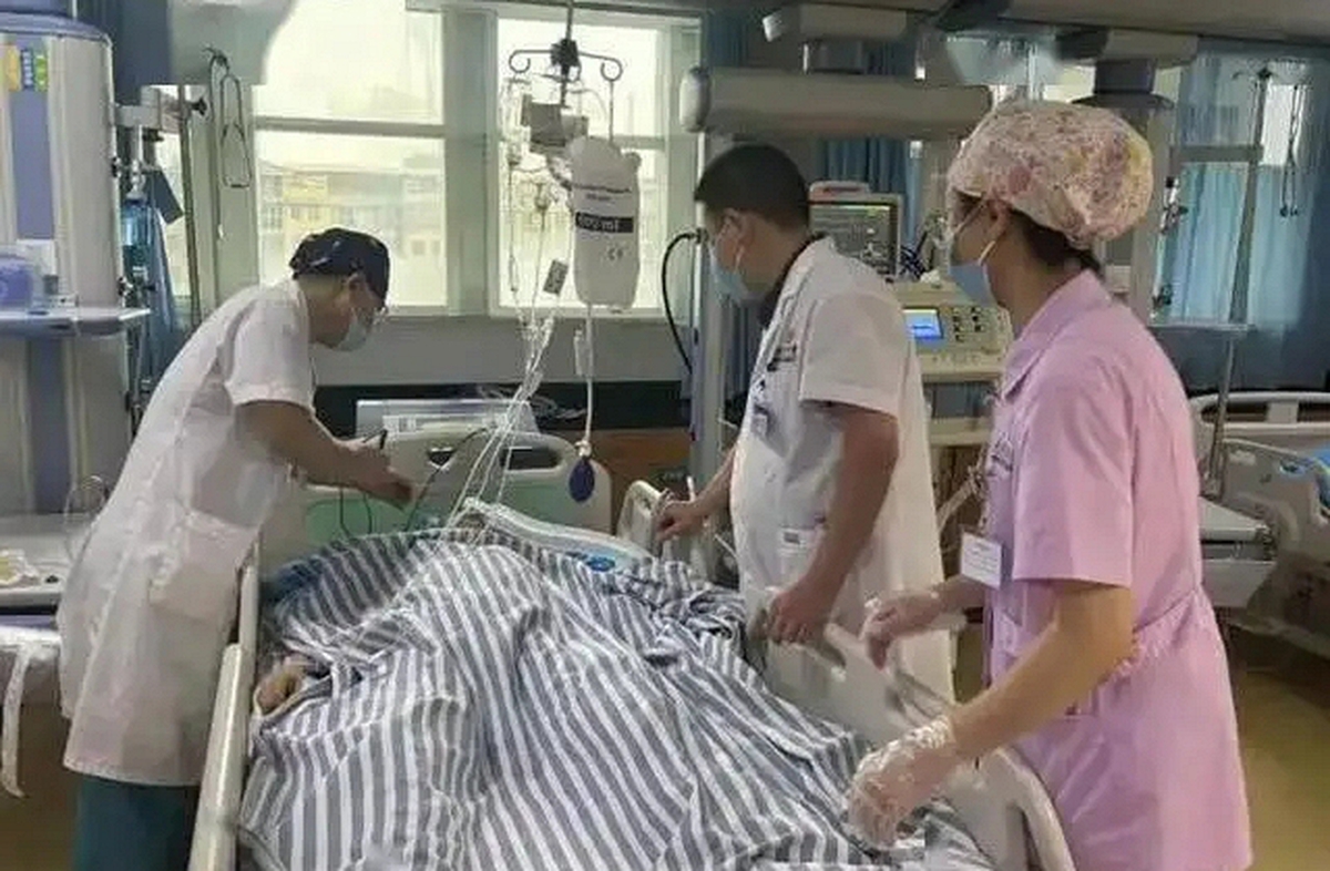 Người đàn ông 30 tuổi tử vong vì say nắng sau 2 tiếng ở ngoài trời, bác sĩ nhấn mạnh: Tránh khẩn cấp 4 việc này trong mùa hè