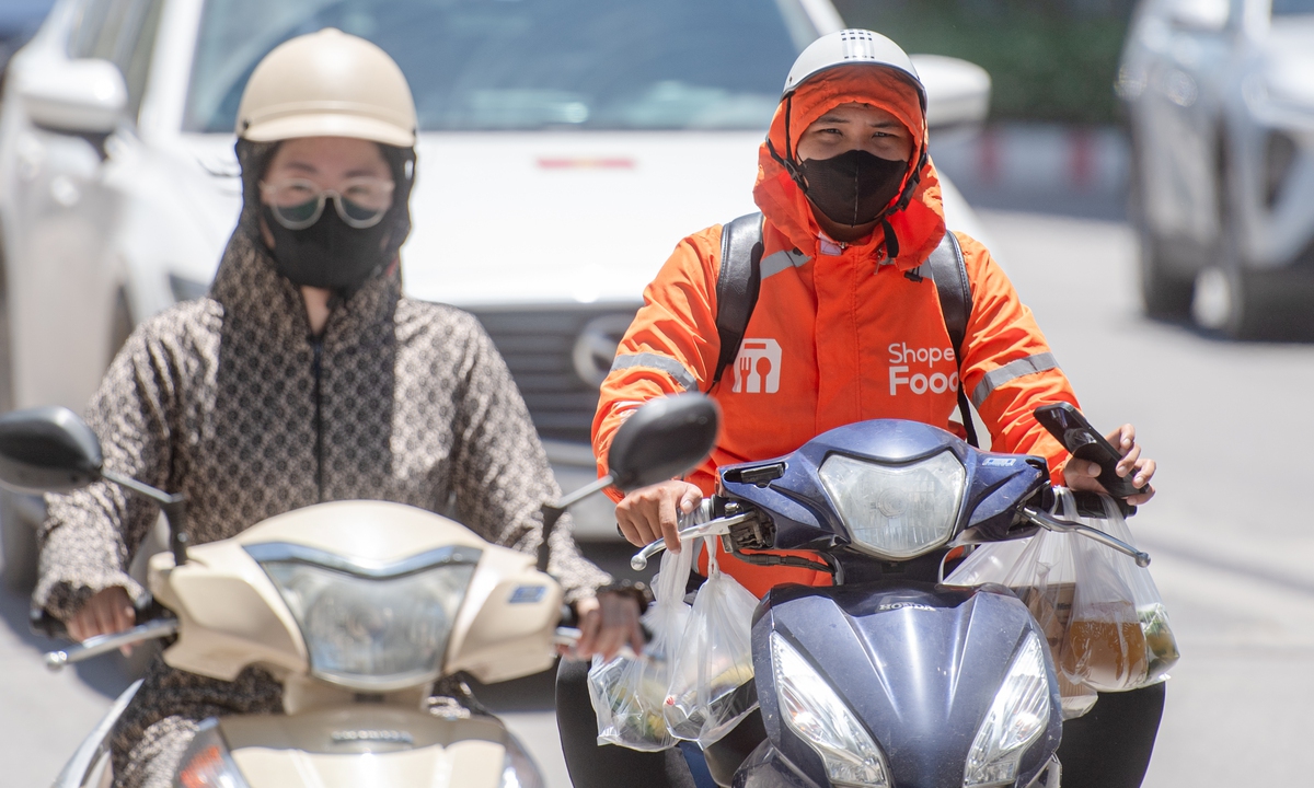 Hà Nội nắng như rang, shipper vừa chạy đơn vừa tấp vào bóng râm hồi sức