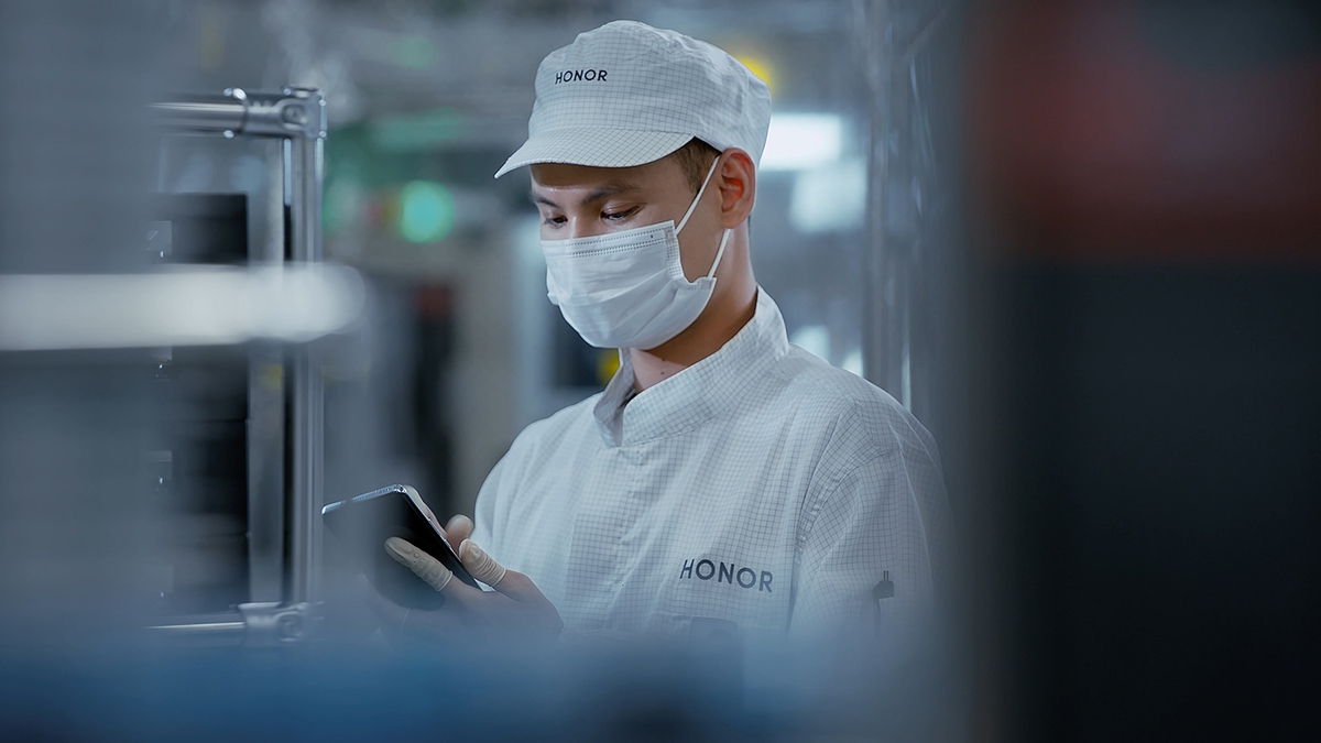 Nhà máy điện thoại 85% robot của HONOR: 28,5 giây “ra lò” một chiếc smartphone, nhưng vì sao HONOR không để robot làm bước cuối cùng?