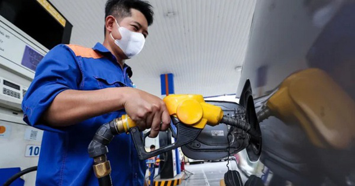 Giá xăng giảm 1.300 đồng mỗi lít