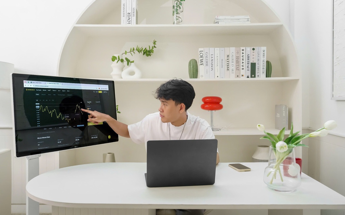 Biến không gian sống thành văn phòng với màn hình LG Smart Monitor Swing