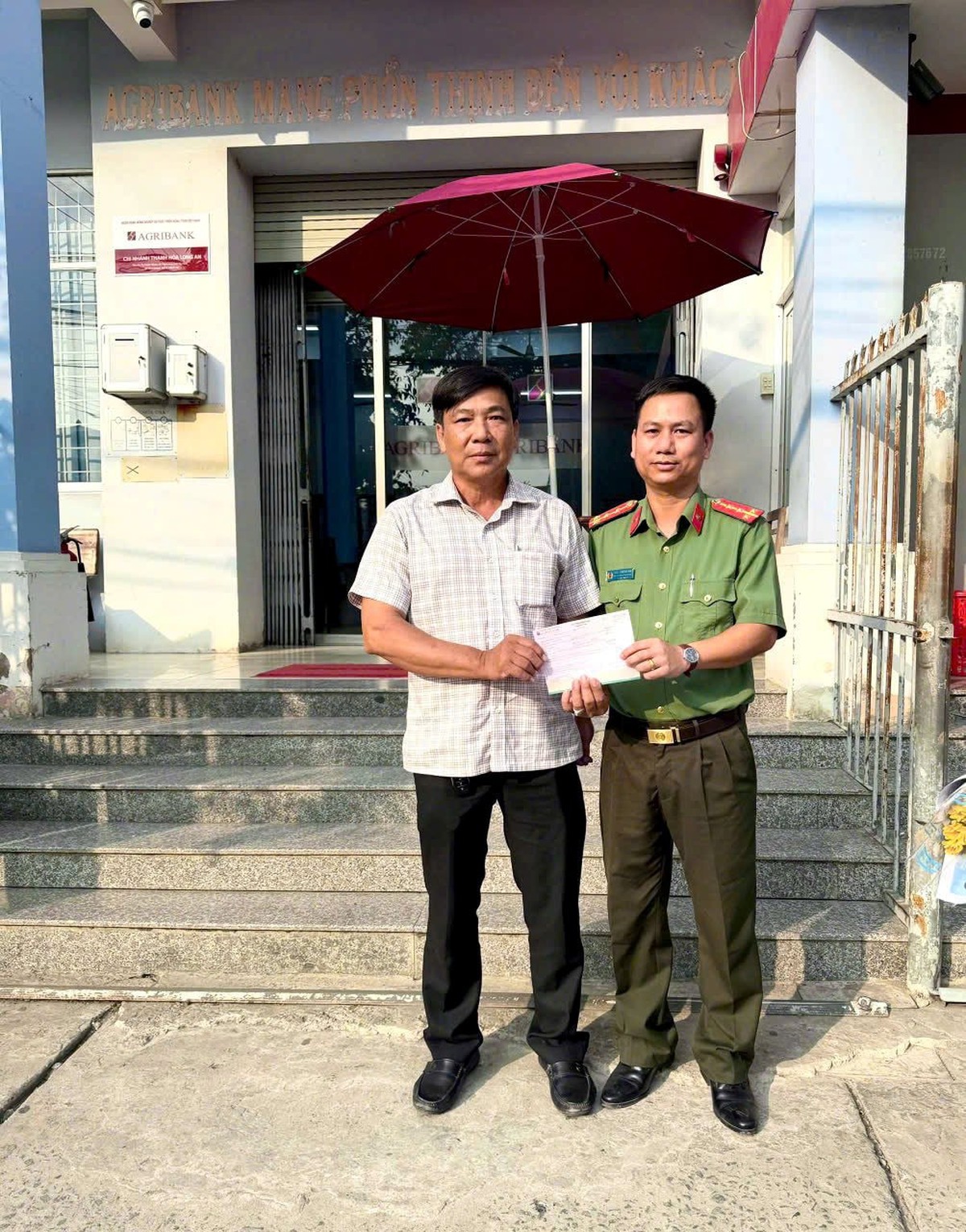 Tài khoản chủ công ty lương thực phát sinh 211 triệu đồng chuyển khoản với 1 Đại uý: Công an và Agribank vào cuộc xác minh