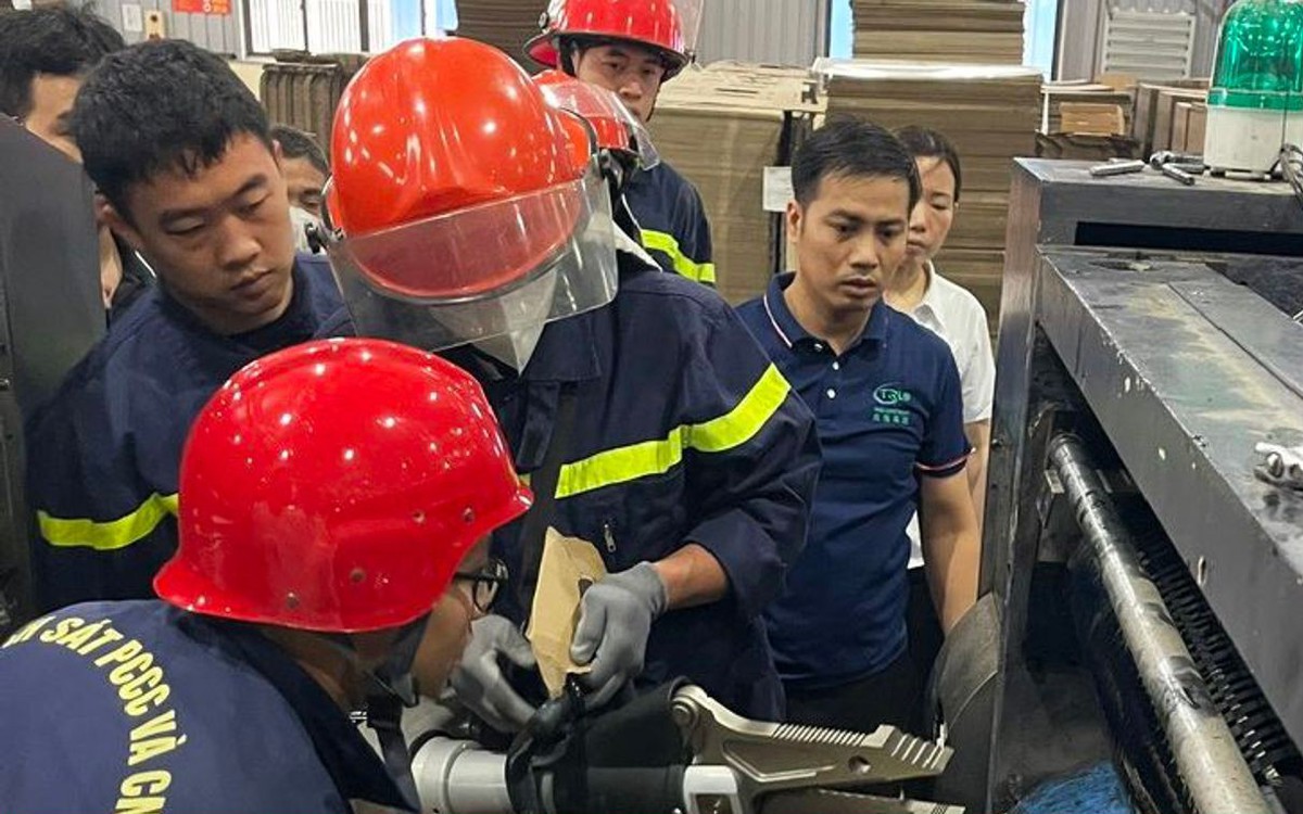 Cứu kịp thời công nhân bị cuốn tay vào máy in công nghiệp ở Bắc Ninh
