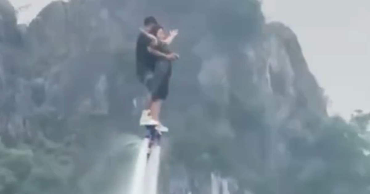 Khách du lịch và vận động viên biểu diễn flyboard chìm xuống hồ ở Ninh Bình