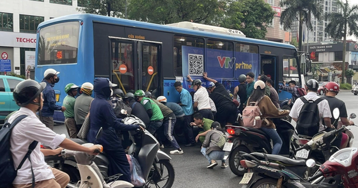 Hàng chục người nâng xe buýt để cứu người phụ nữ bị cuốn xuống gầm