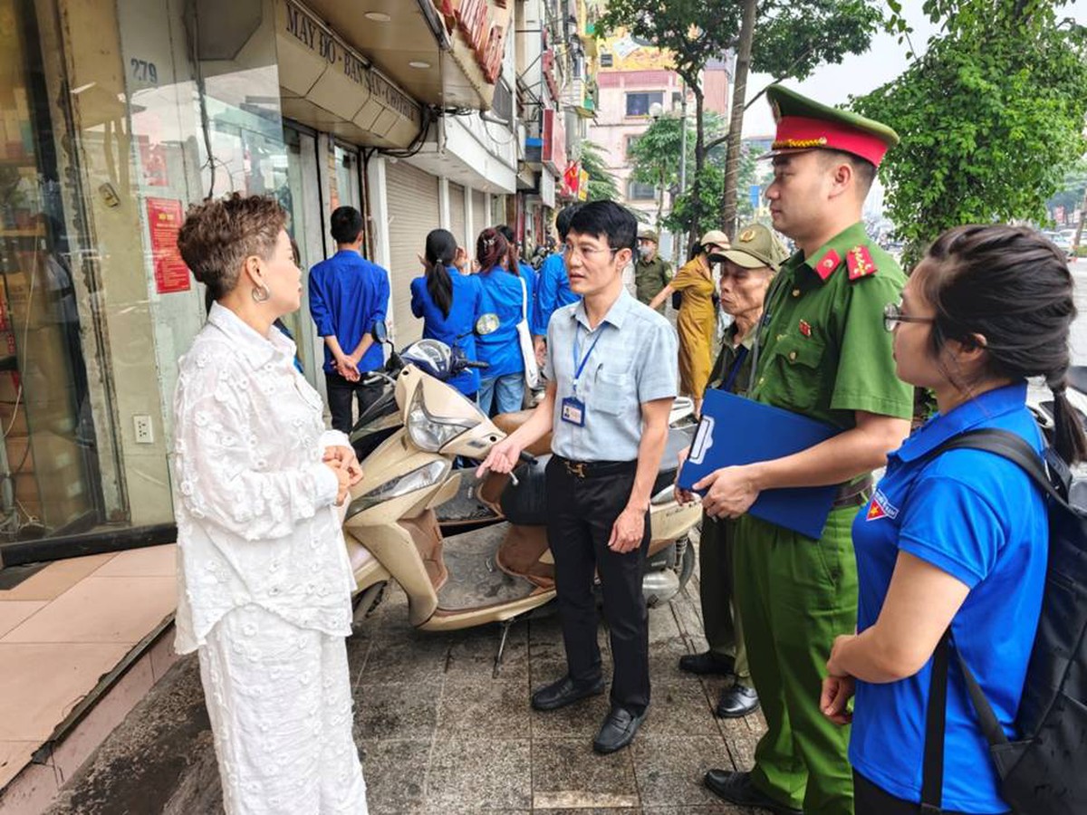 Hà Nội quyết liệt "đòi lại vỉa hè cho người đi ...