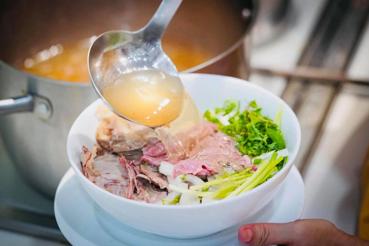 Lời khuyên đến những người có thói quen uống cạn nước phở