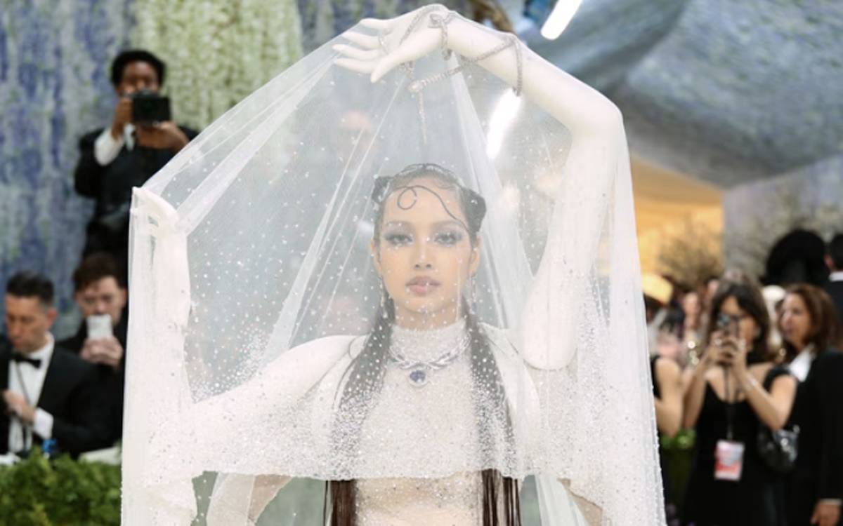 Met Gala 2026: Màn đọ sắc “đẹp - độc - lạ” gây bão, Rosé gây tranh cãi vì “chìm nghỉm”, Lisa chiếm spotlight khi đội nguyên cái mùng lên đầu