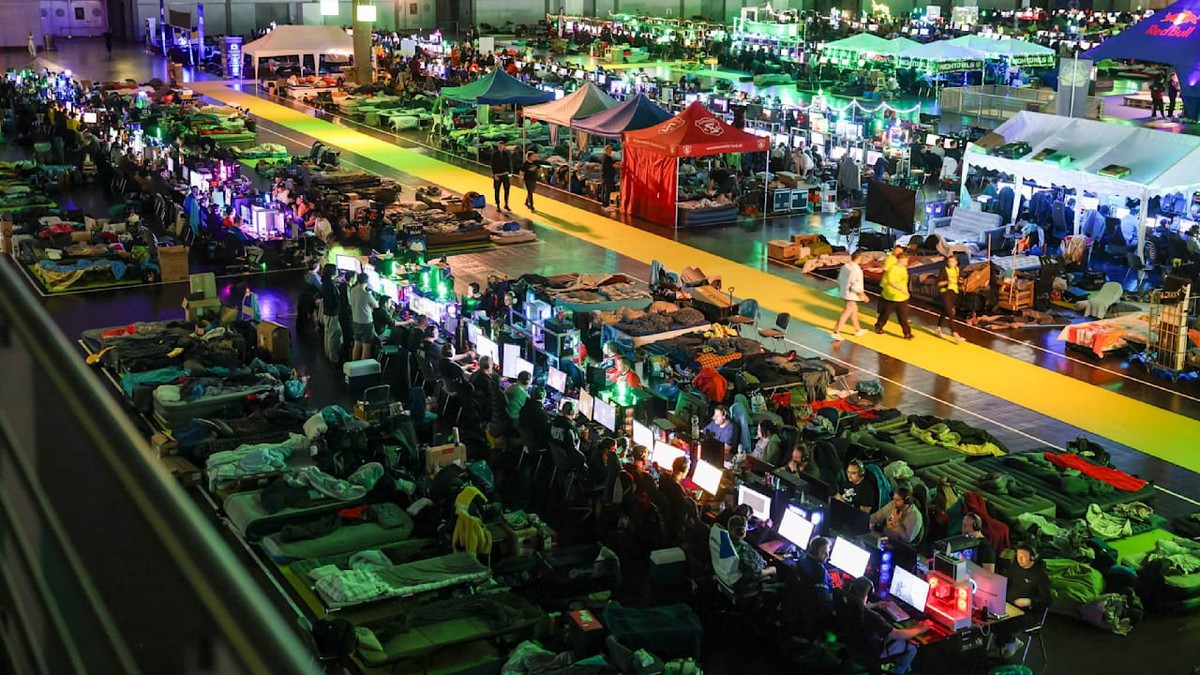 Điều gì đã tập hợp 2.300 game thủ vào nơi tối tăm, ăn ngủ dưới gầm bàn để trốn chạy thế giới Internet hiện đại?