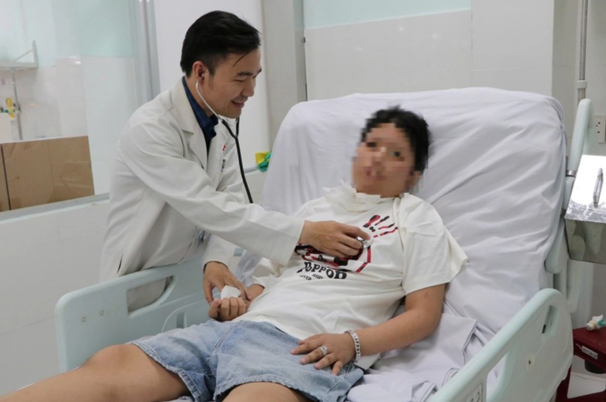 Bác sĩ kể 86 ngày giành lại sự sống cho chàng trai 18 tuổi ngưng tim khi đang chơi thể thao