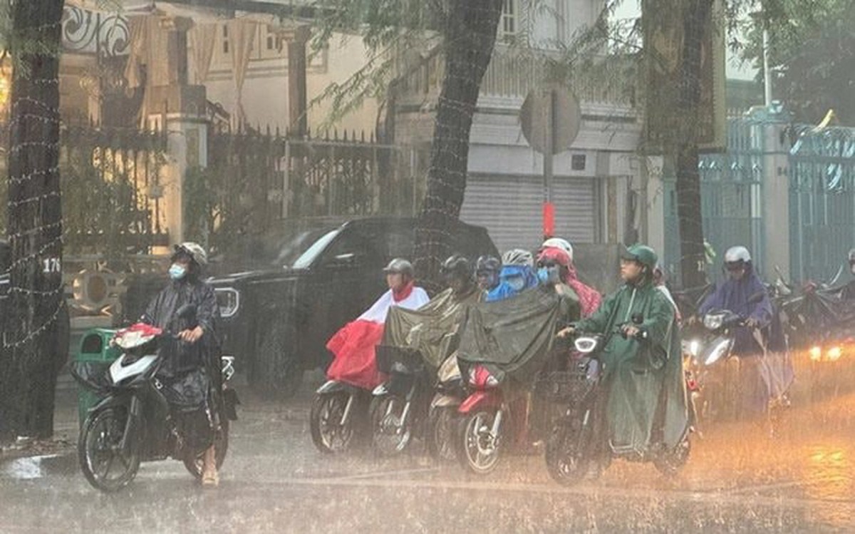 Mùa mưa Nam bộ tới: Đây là loạt tips sống sót bạn nên ghim ngay