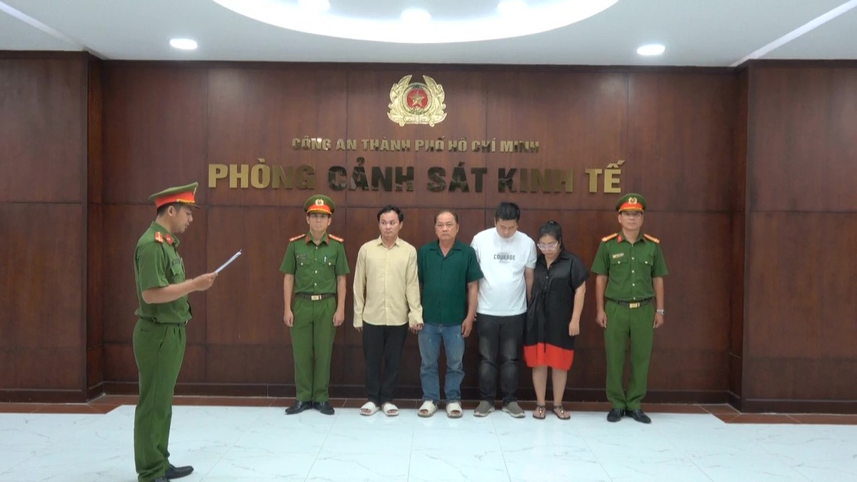 Bắt Giám đốc công ty xuất nhập khẩu có tiếng vì sản xuất giấm ăn từ a-xit công nghiệp