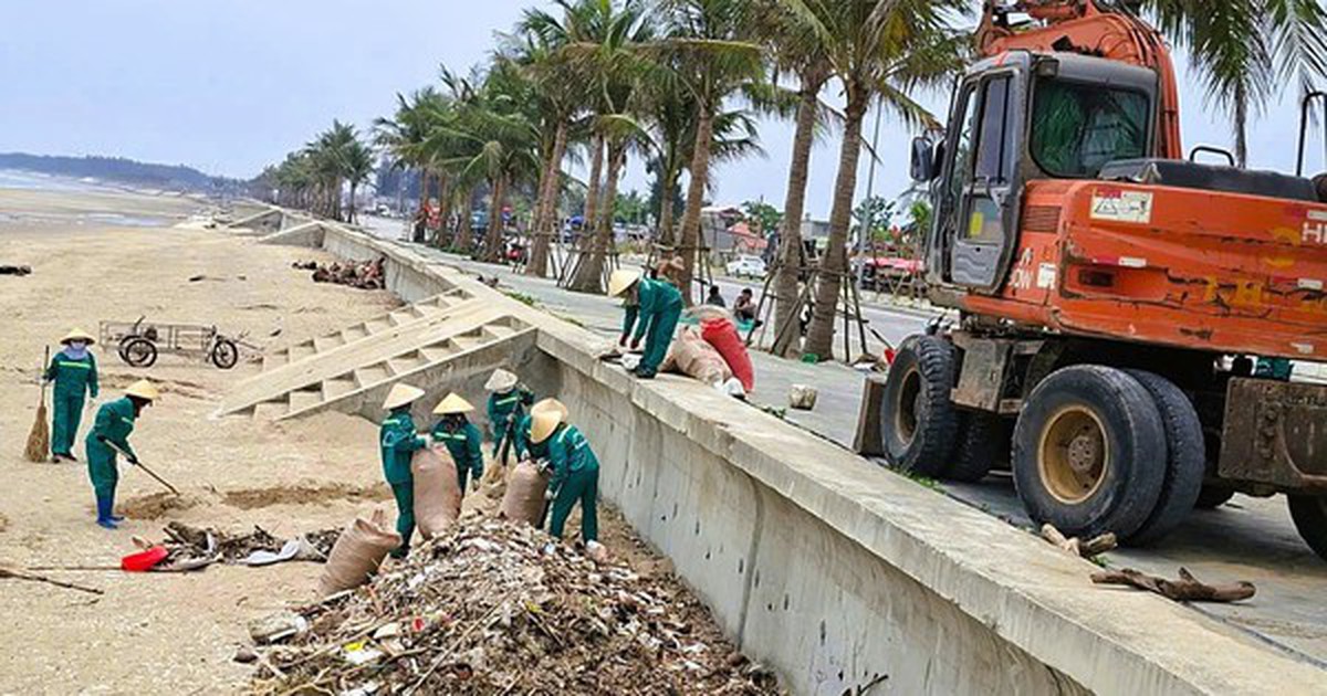 "Bãi chông" ở bãi biển nổi tiếng Thanh Hóa đang được dọn dẹp