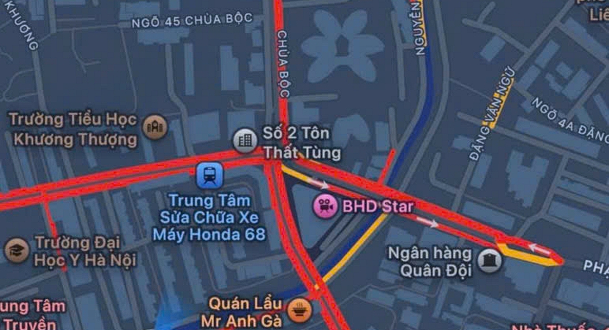 Trưa thứ 7 tại Hà Nội: Nhiều tuyến đường tắc đỏ...