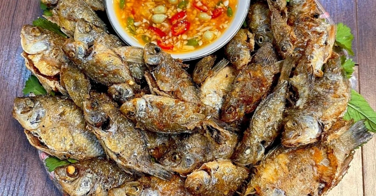 Chiên cá đừng chỉ dùng dầu ăn: Thả thêm một mẩu này vào chảo, cá giòn rụm, không bắn dầu mà lại thơm "gây nghiện"