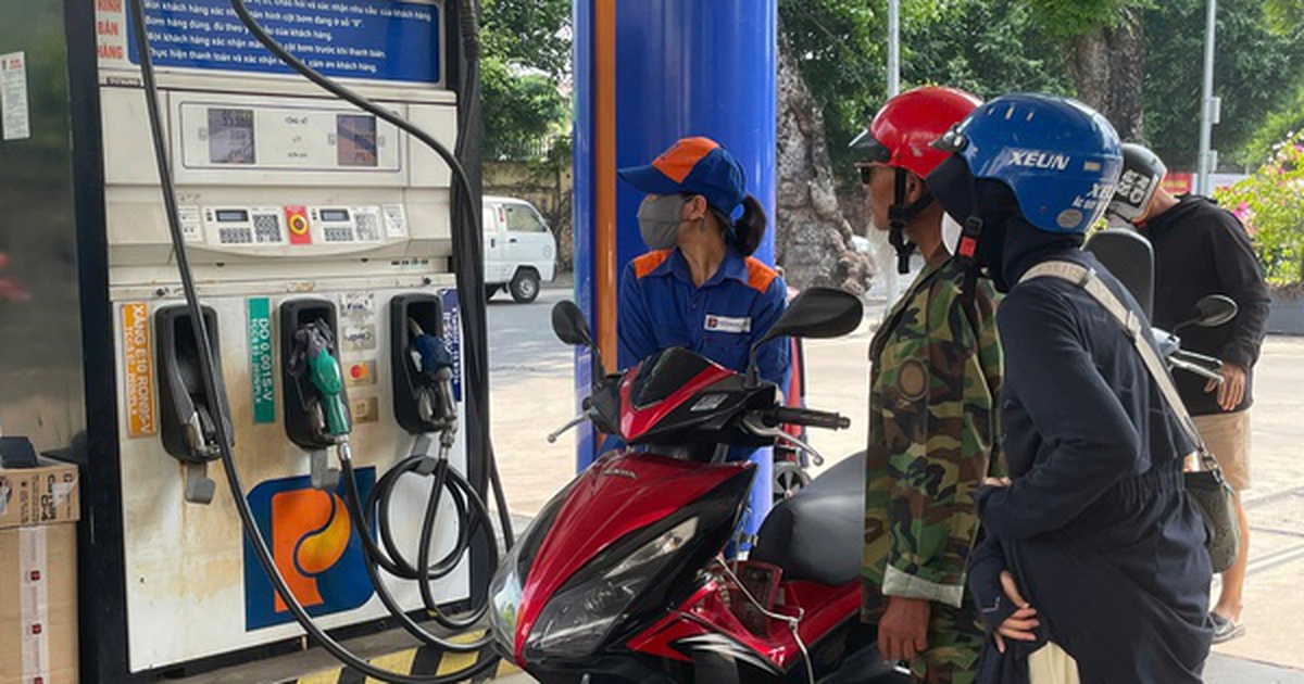Xăng E10 ngày đầu mở bán đại trà: Giá cả ra sao...