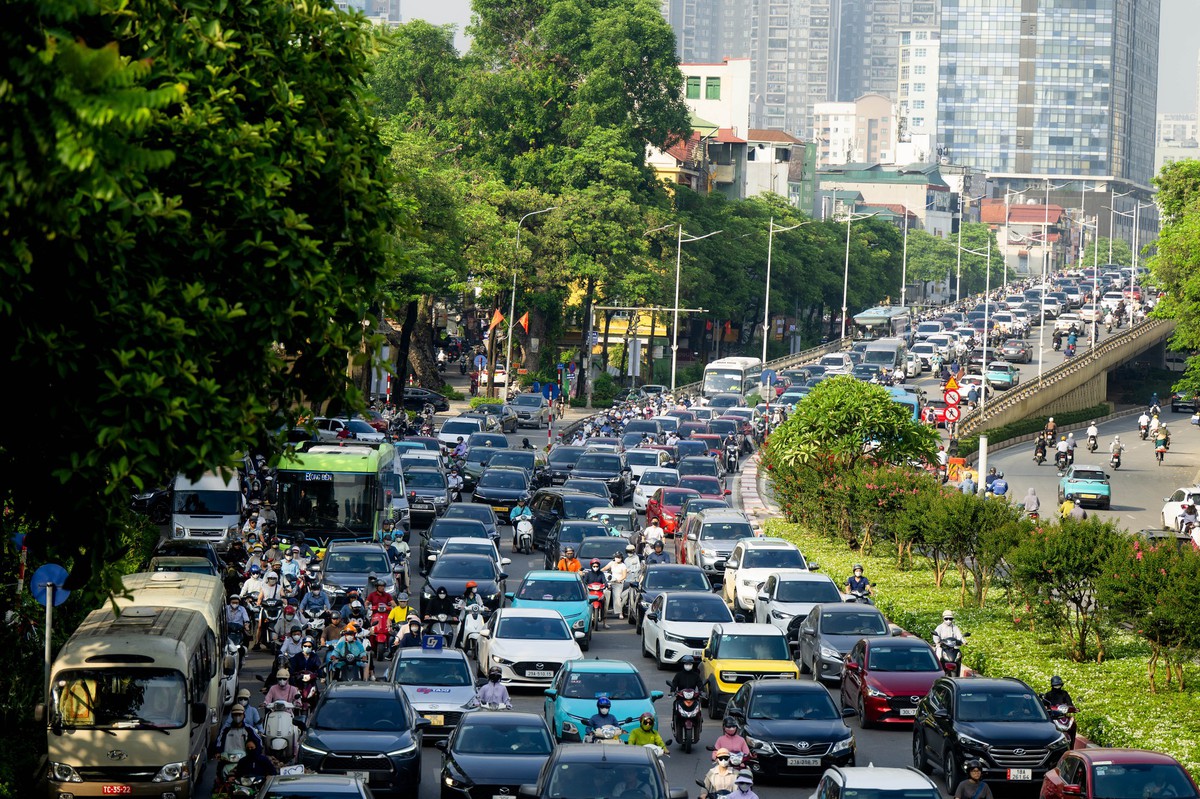 Cảnh tượng tại nút giao La Thành - Nguyễn Chí Thanh (Hà Nội) trong sáng ngày 1/6