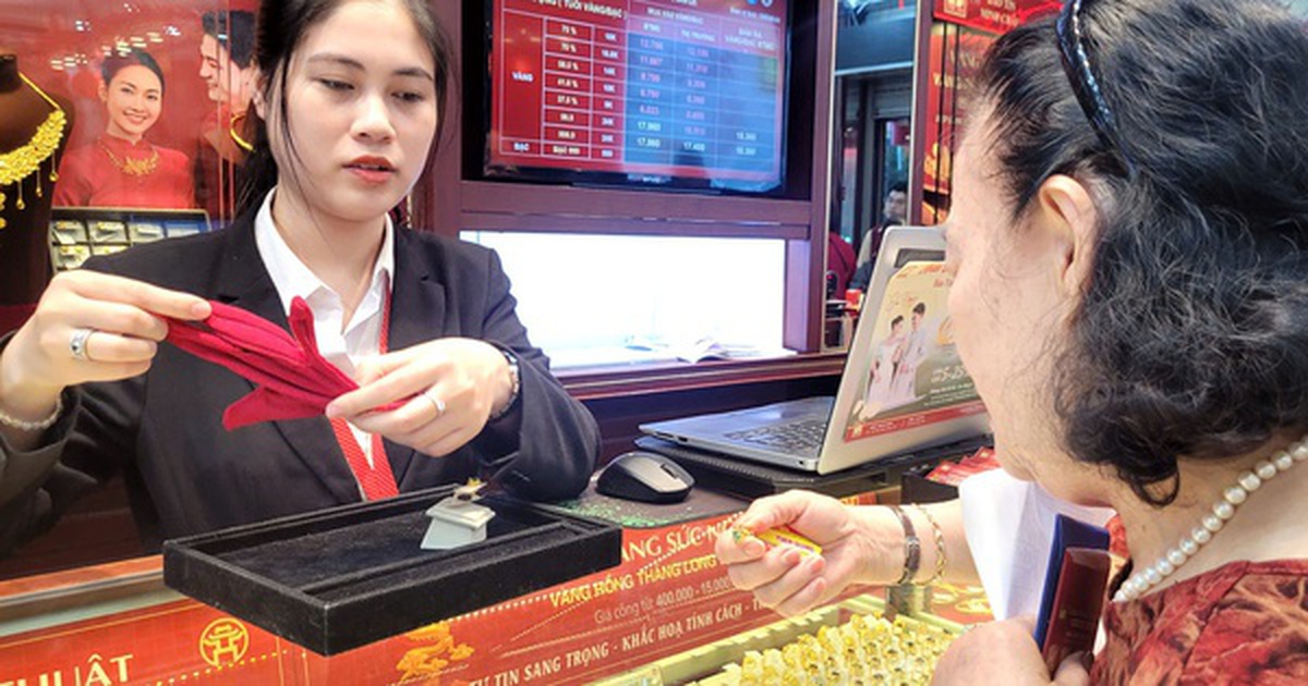 Chuyên gia lý giải vì sao giá vàng "ngủ dậy" giảm hàng triệu đồng mỗi lượng