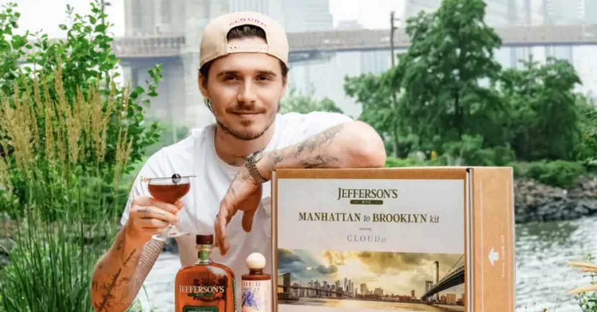 Con trai cả nhà Beckham và chiến lược bán hot s...