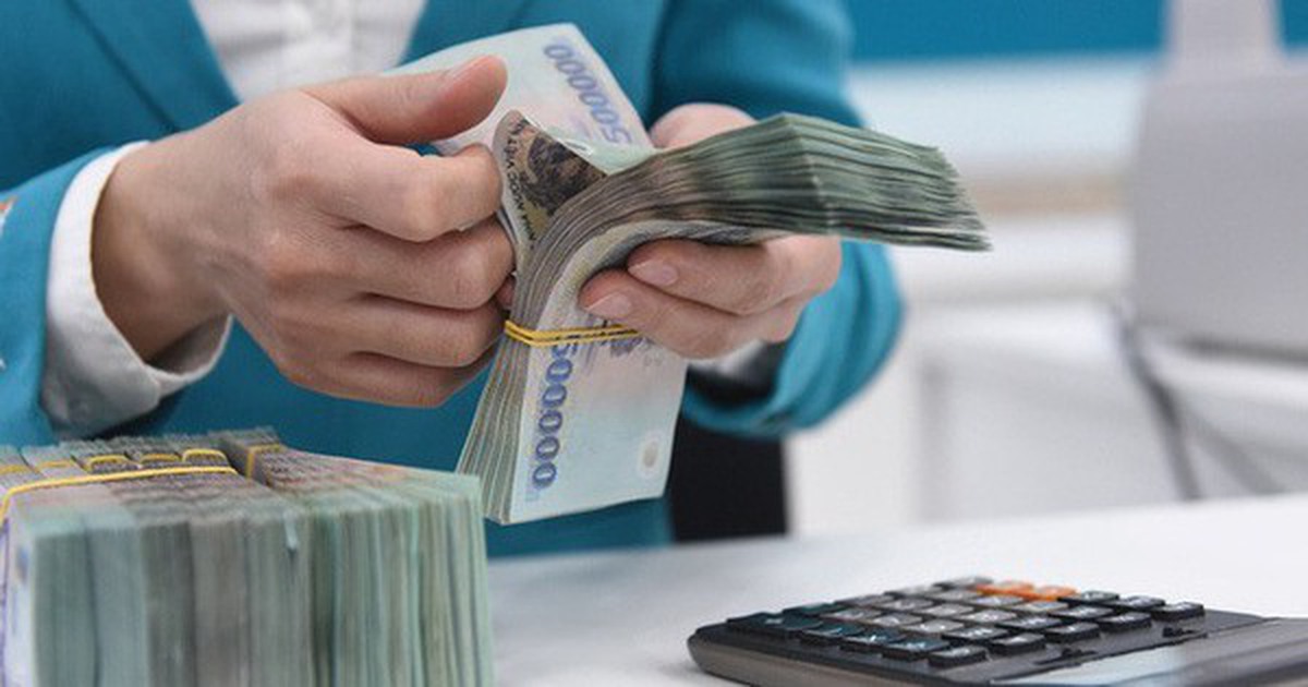 BizExplained: Tiền gửi dân cư vượt 10,5 triệu t...