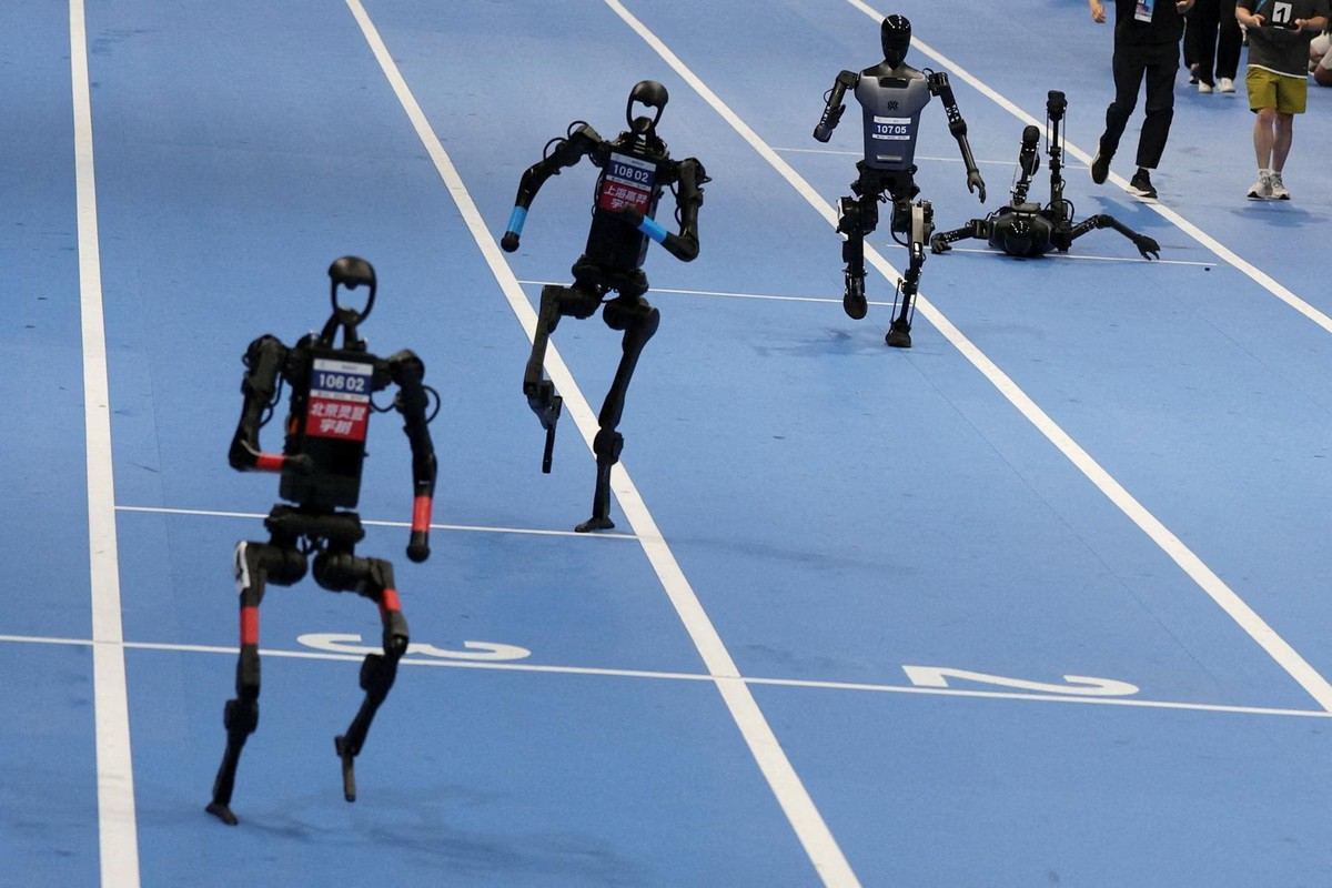 Vì sao Trung Quốc cứ cho robot hình người nhào lộn, múa côn, chạy marathon dù suốt ngày ngã?