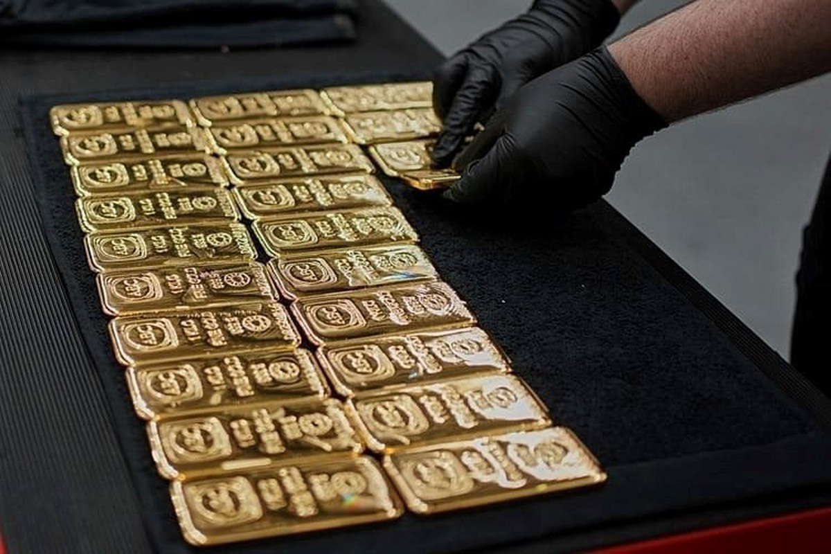 Giá vàng mất mốc 4.500 USD/oz, quỹ lớn nhất thế giới bán hàng tạ vàng