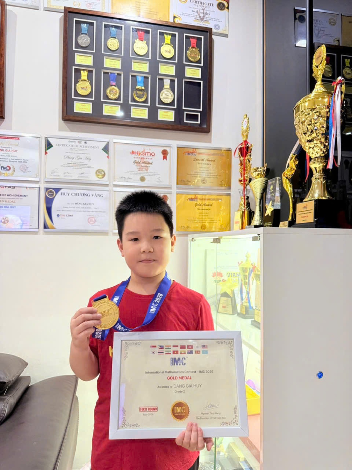 Choáng với thành tích dày đặc từ MẦM NON đến lớp 1 của cậu bé ở Hà Nội: Gia đình không ép học, con đi thi như đi chơi!