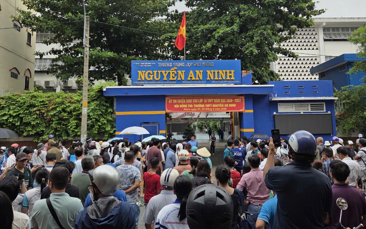 Thí sinh TP. HCM rời phòng thi với nụ cười nhẹ nhõm: Đề vừa sức, điểm chuẩn có thể nhích lên