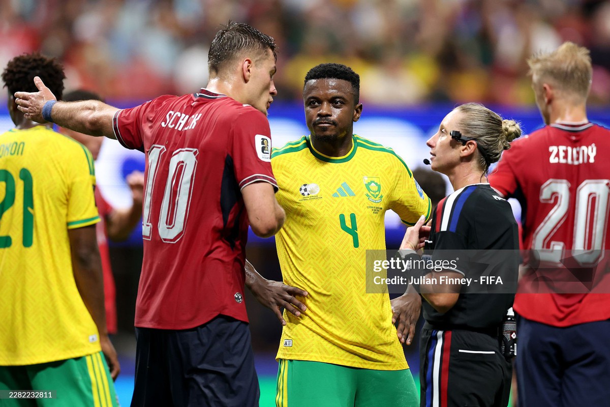 Nữ trọng tài "hot" nhất World Cup 2026: Từ bỏ quyền cao chức trọng để "cầm cân nảy mực" cánh mày râu