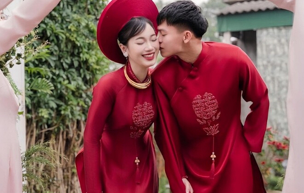 Hồ Văn Cường hạnh phúc bên vợ là giáo viên xinh đẹp