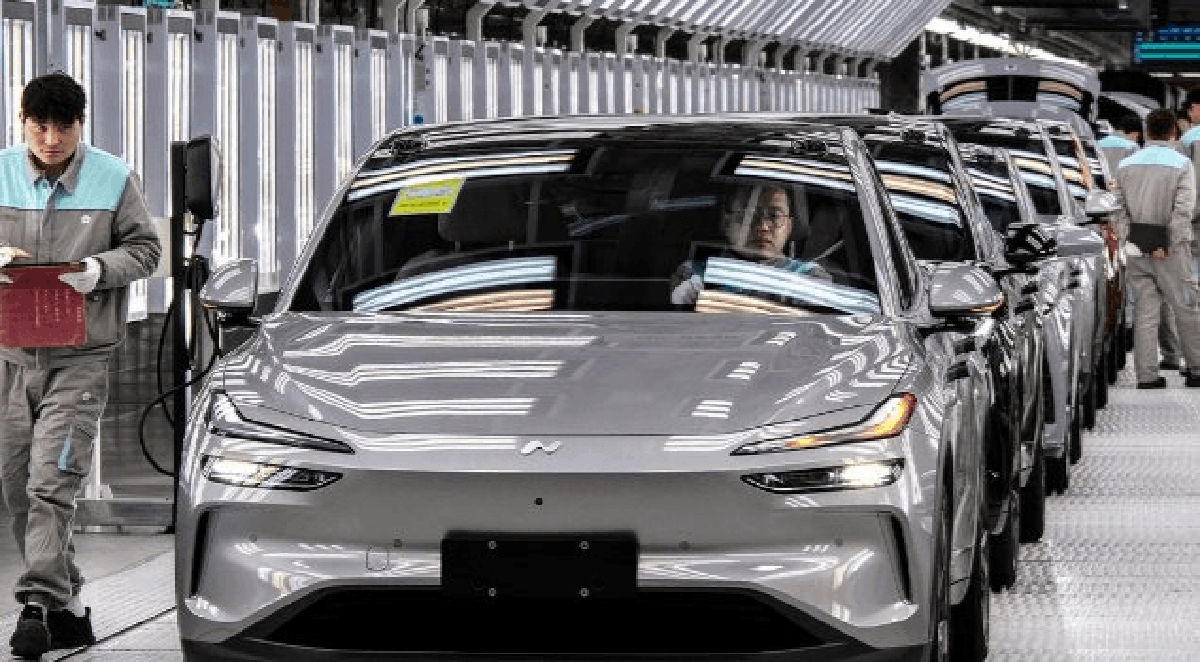 Cú sốc xe điện: Công ty làm robot hút bụi, điện...
