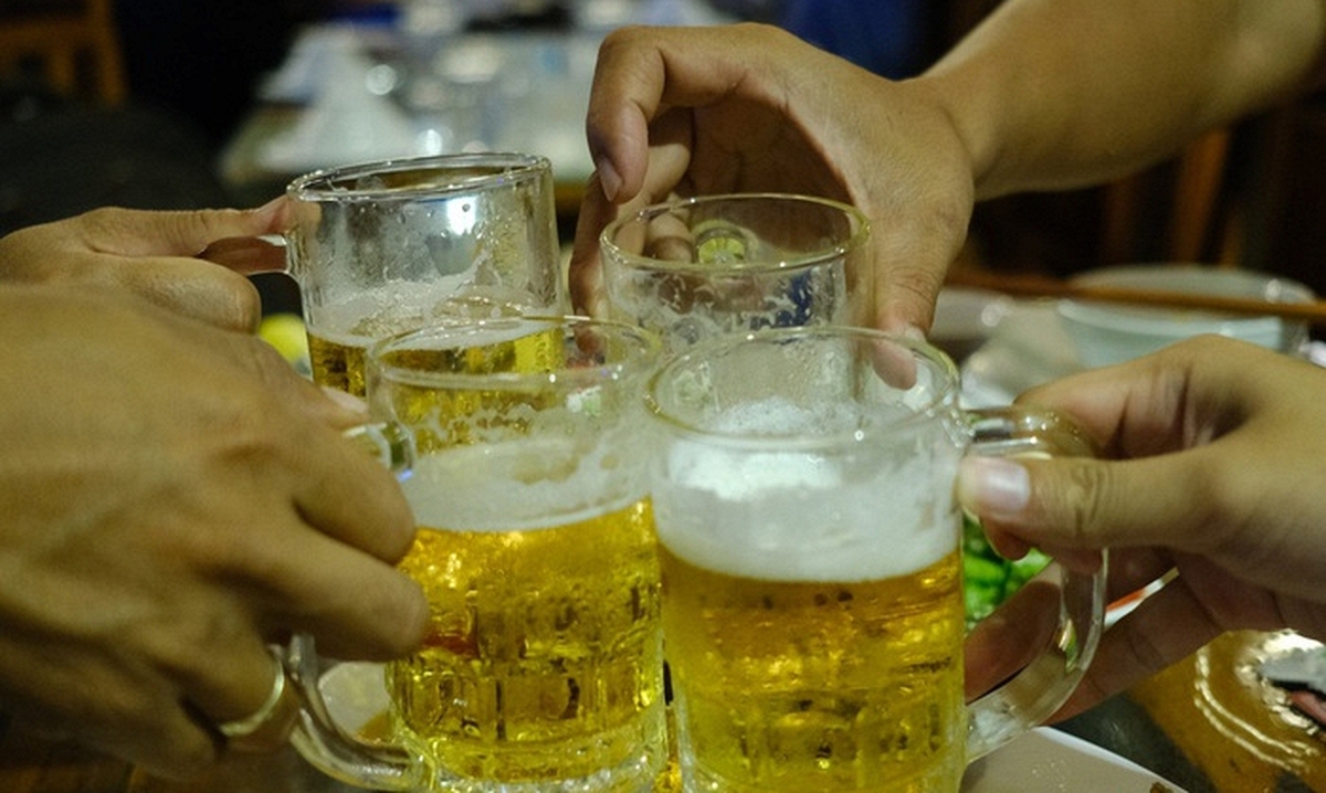 Đàn ông Việt uống bia xem World Cup, nhưng ai đ...