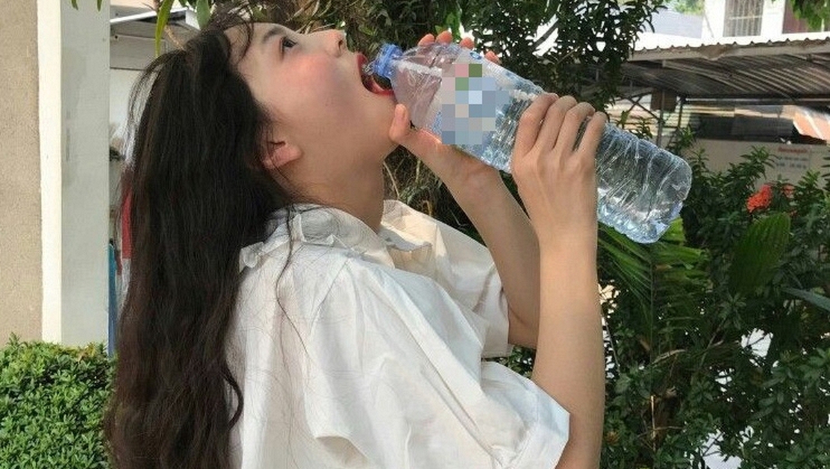 Người phụ nữ uống 13 lít nước mỗi ngày, tưởng sống healthy nhưng bác sĩ phát hiện bí mật động trời nhờ 1 câu "vạ miệng"