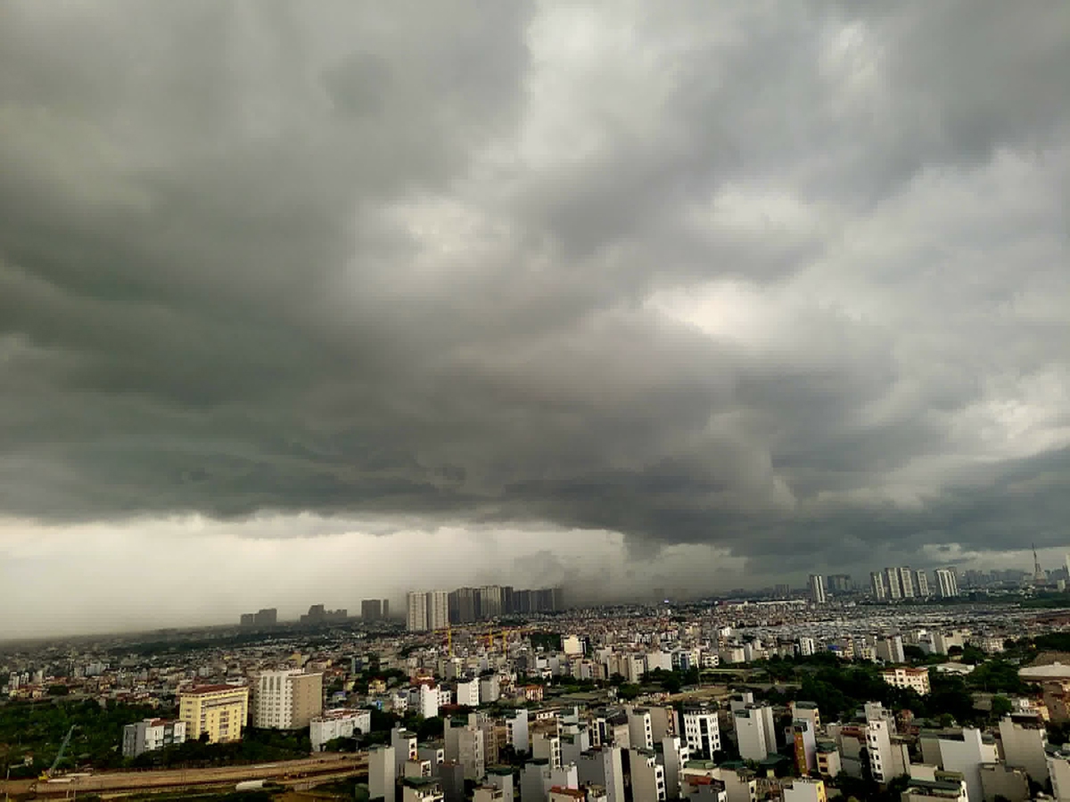 Hà Nội mưa dông giờ cao điểm, đề phòng lốc, sét và mưa đá