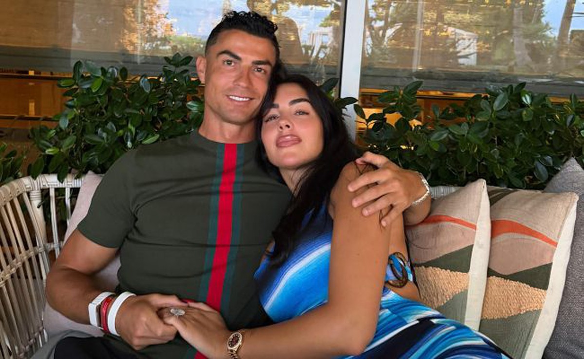 10 triệu lượt thả tim cho bức ảnh Ronaldo ôm mỹ nhân nóng bỏng giữa lúc đang là tâm điểm World Cup 2026