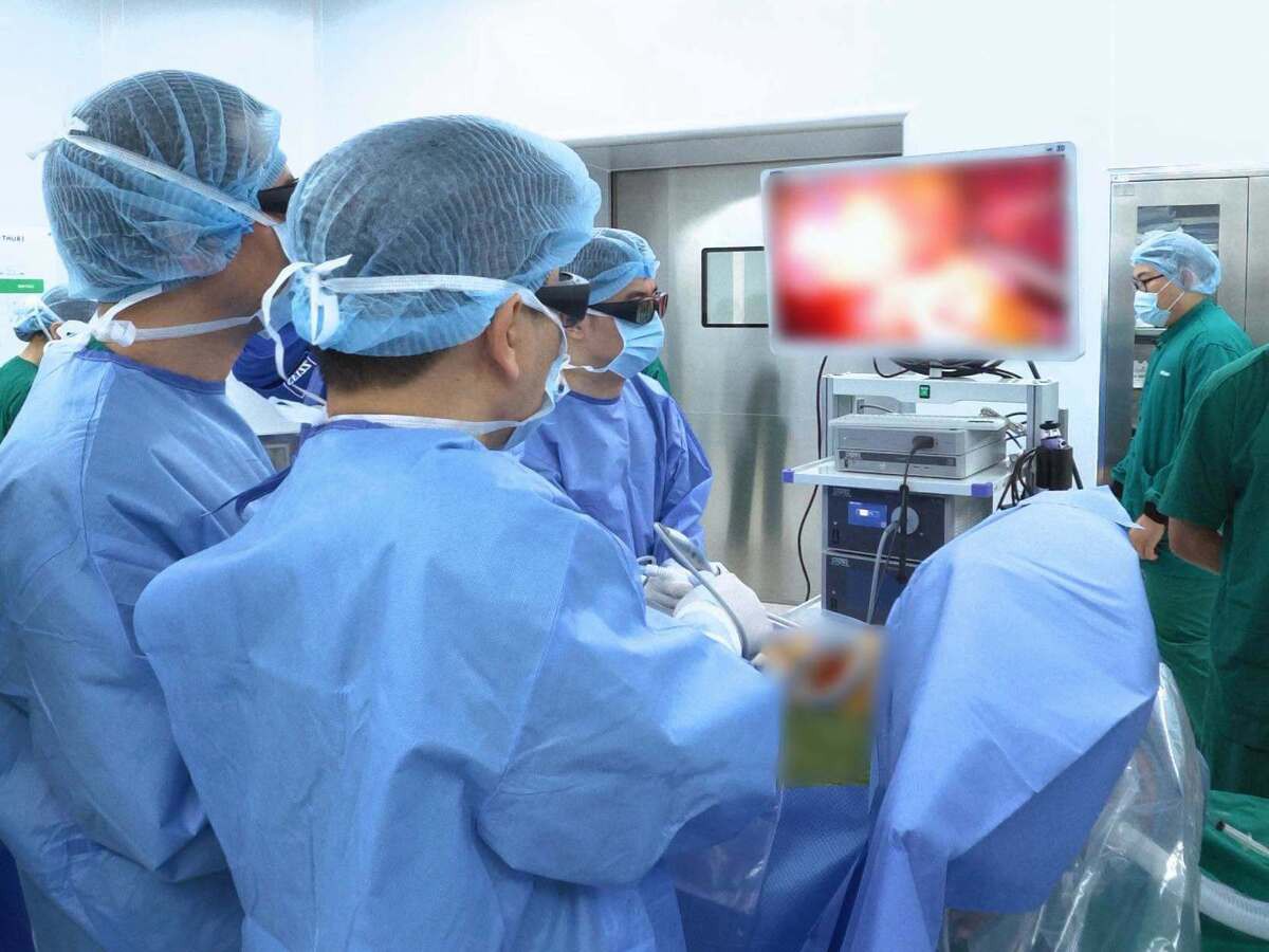 Đi khám đau lưng, người phụ nữ 63 tuổi phát hiện khối u phổi "ẩn nấp"