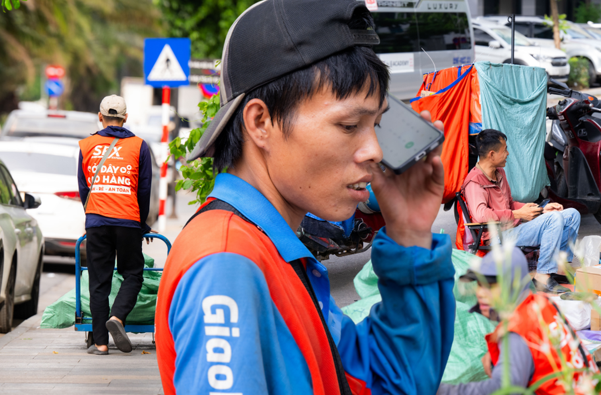 "Chờ em chút" và góc khuất nghề shipper giữa cao điểm nắng nóng 40 độ C ở Hà Nội: "Có lần đợi gần một tiếng, gọi lại thì khách bảo ngủ quên"
