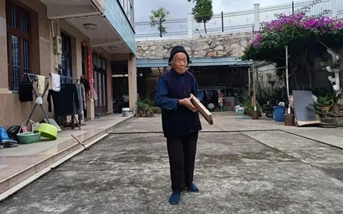Cụ bà 110 tuổi vẫn có thể tự nấu ăn, đi dạo, mọi chỉ số sức khỏe đều đẹp đáng mơ ước: 7 thói quen sống thọ bà làm mỗi ngày dễ dàng để bạn học theo