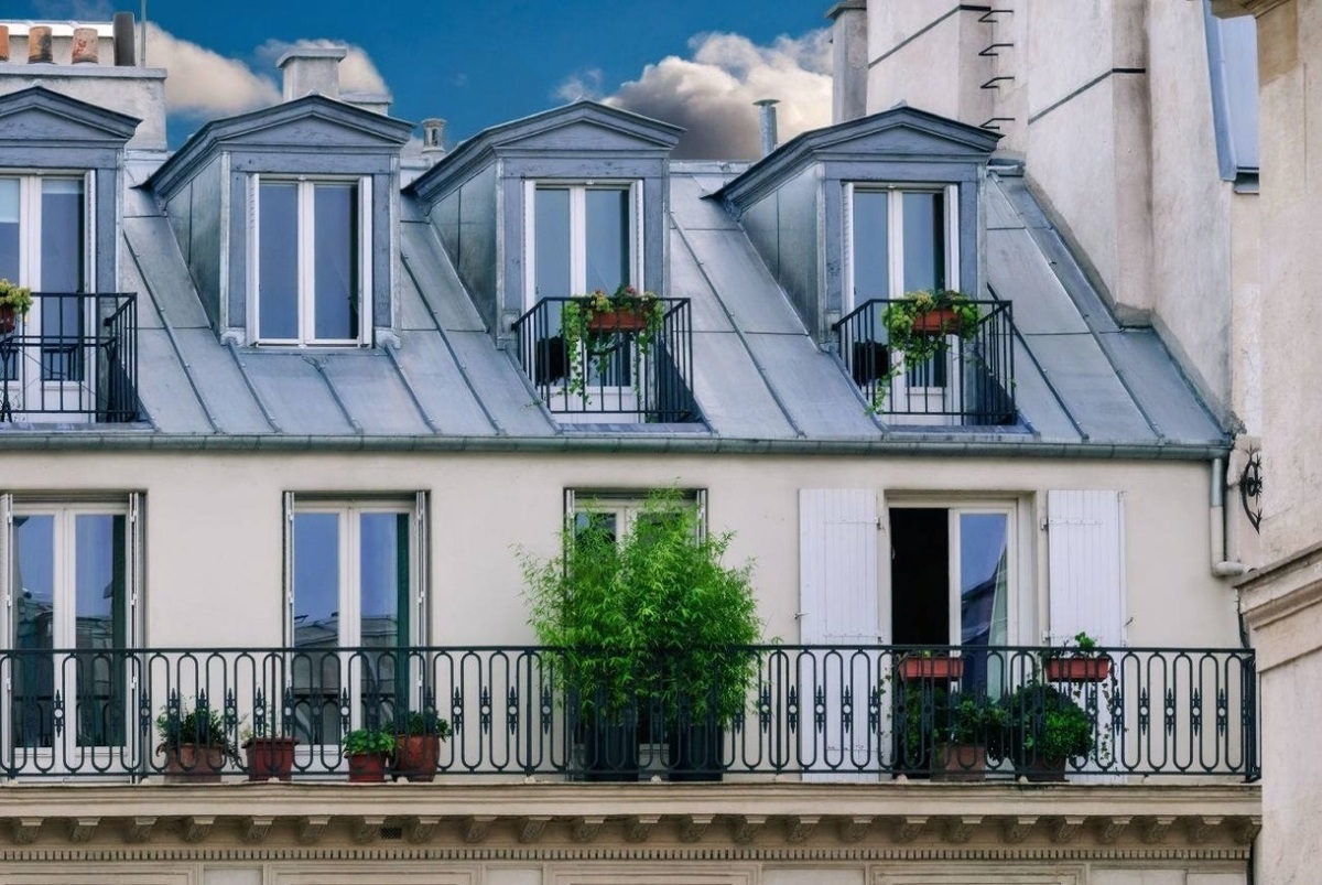Những mái nhà lãng mạn ở Paris hóa "lò nướng" giữa nắng nóng kỷ lục