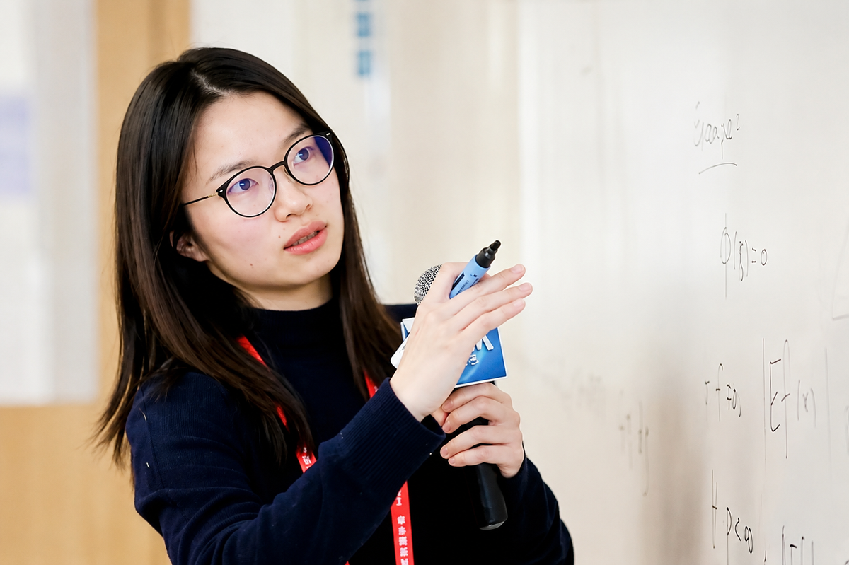 Nữ sinh đỗ đại học năm 16 tuổi nay trở thành Giáo sư danh giá ở tuổi 35, từng giải bài toán hơn 100 năm chưa ai làm được