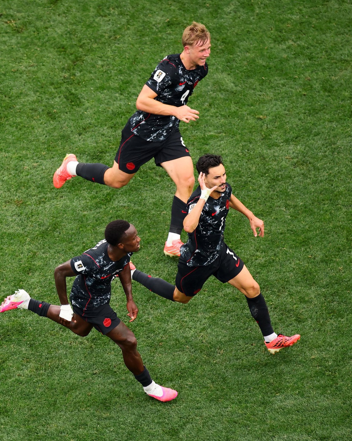 Thắng 1-0 Nam Phi, Canada trở thành đội đầu tiên vào vòng 1/8 World Cup, tạo điều chưa từng có trong lịch sử