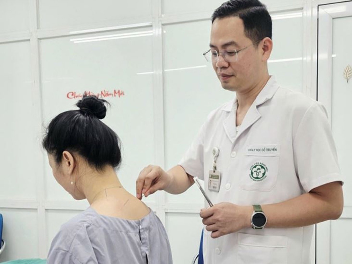 Dân văn phòng khổ sở vì đau cổ vai gáy, bác sĩ chỉ cách giảm đau hiệu quả