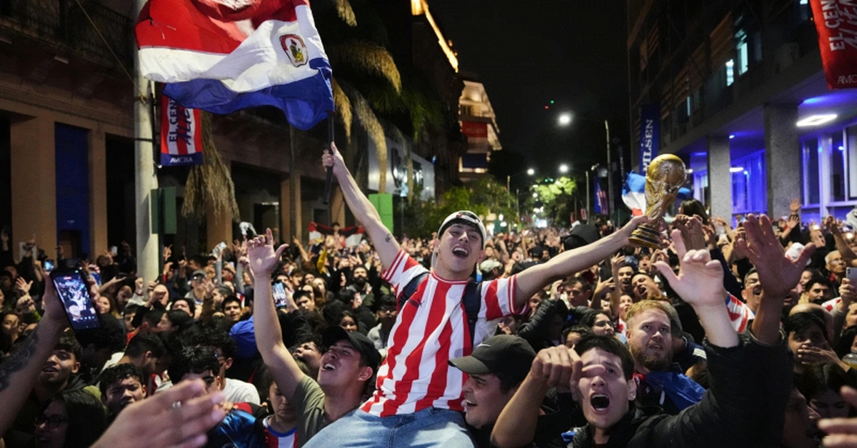 Sướng như người dân Paraguay: Sau chiến thắng địa chấn ở World Cup, cả nước được nghỉ lễ để ăn mừng