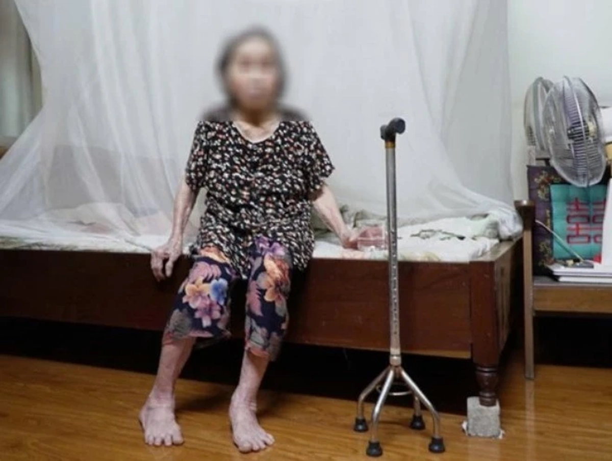 Hà Nội yêu cầu làm rõ vụ bà cụ 87 tuổi được khiêng đến phường Bạch Mai làm thủ tục hành chính