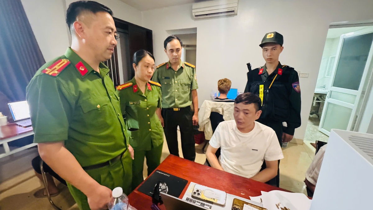 Trinh sát đột nhập kiểm tra 1 khách sạn, bắt toàn bộ 19 người, thu nhiều tang vật