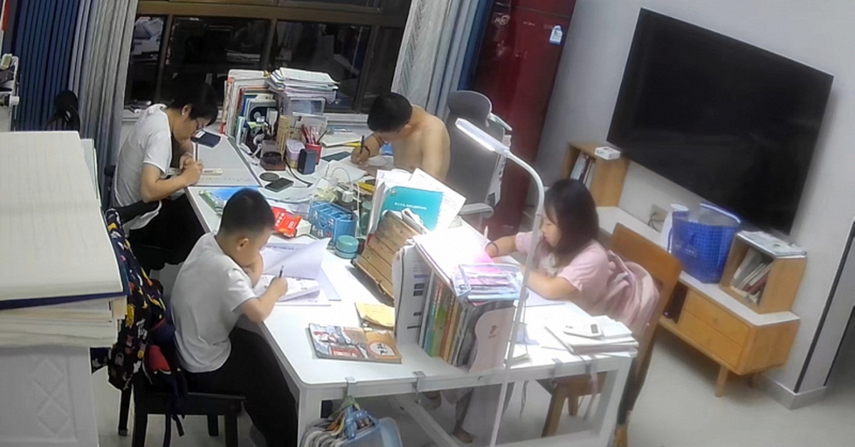 Cảnh tượng lúc 8h tối trong phòng khách một gia đình gây tranh cãi