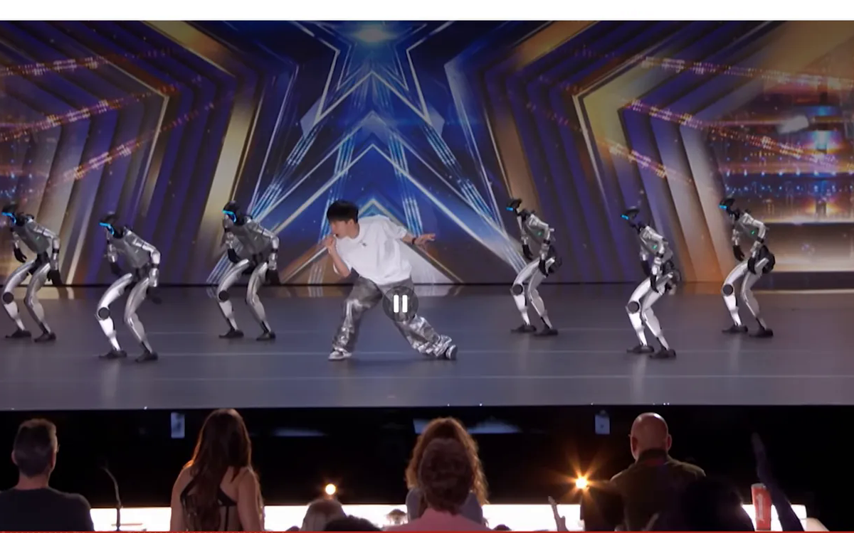 Robot hình người nhảy nhạc Lady Gaga trên sân khấu America’s Got Talent gây bão tại Mỹ